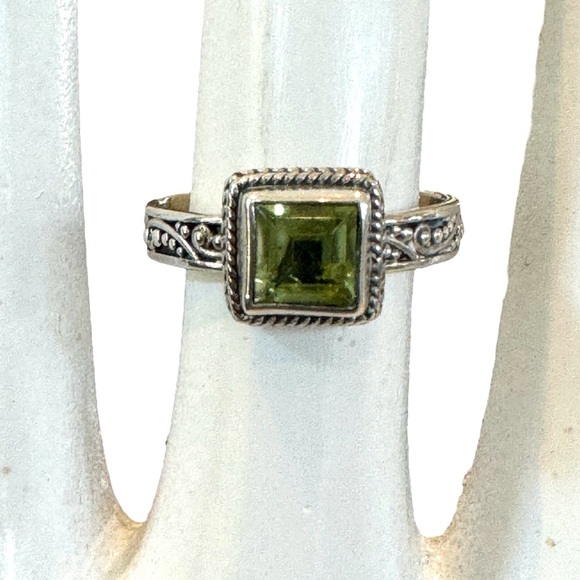 925 stamped silver and green ring. Artisan work around entire band. Size 5 - Picture 7 of 10
